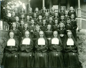 14_Normaliennes devant la première école normale en 1941